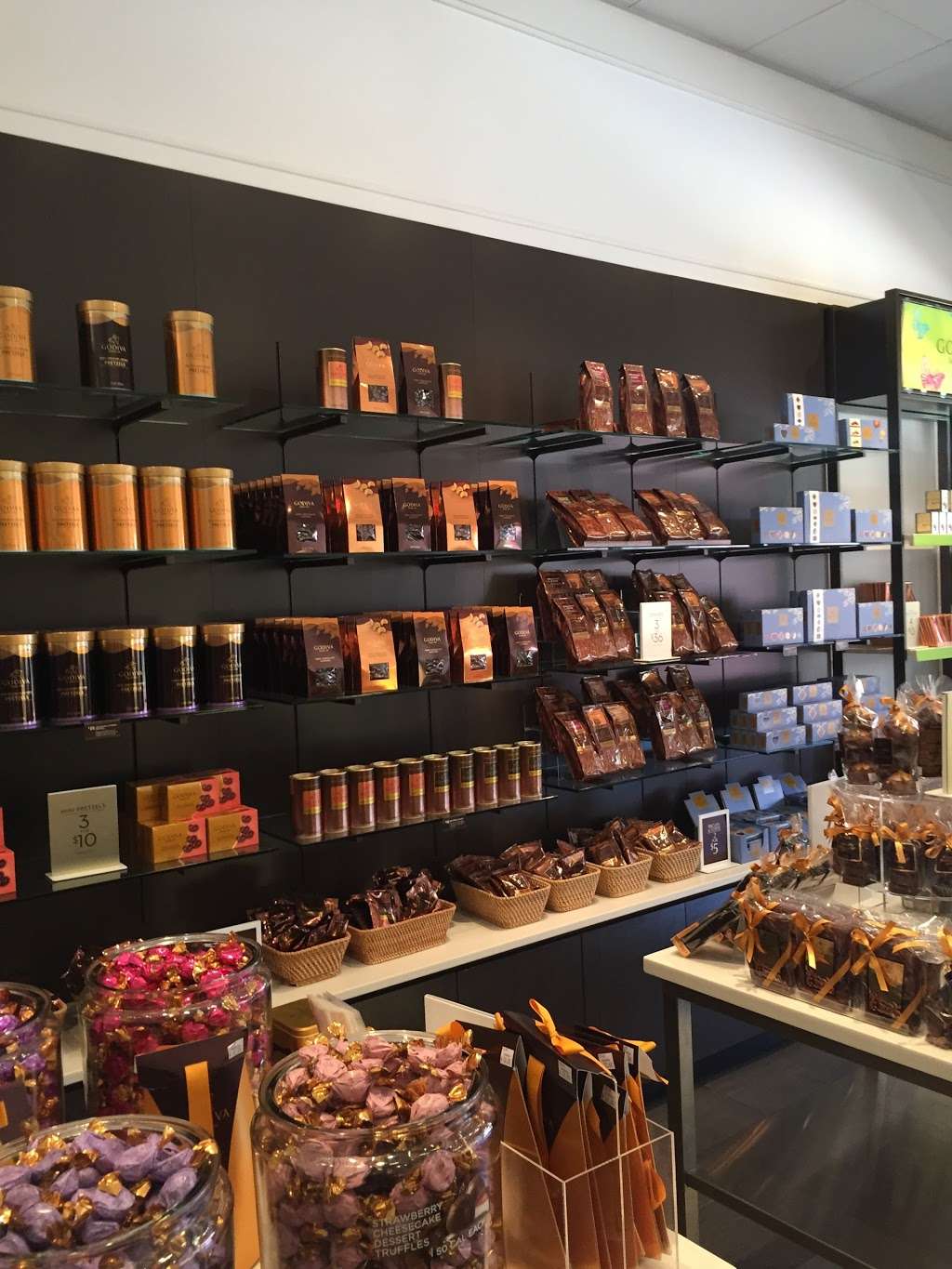 Godiva Chocolatier | 1 Premium, Outlet Blvd, Wrentham, MA 02093 | Phone: (508) 384-2729