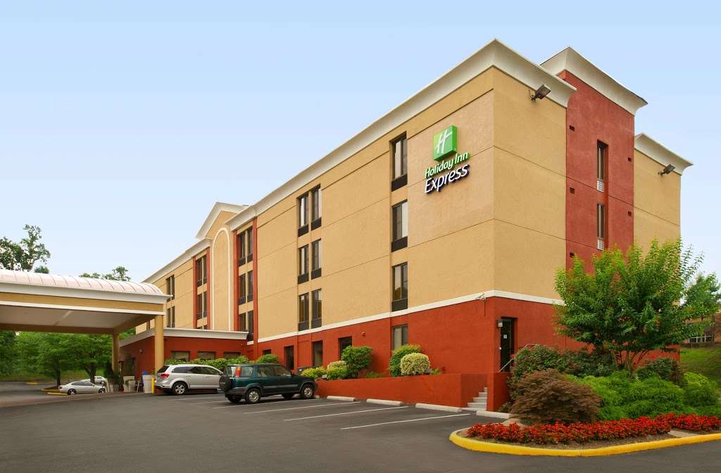 Holiday Inn Express Fairfax-Arlington Boulevard | 10327 Fairfax Blvd, Fairfax, VA 22030, USA | Phone: (703) 359-2888