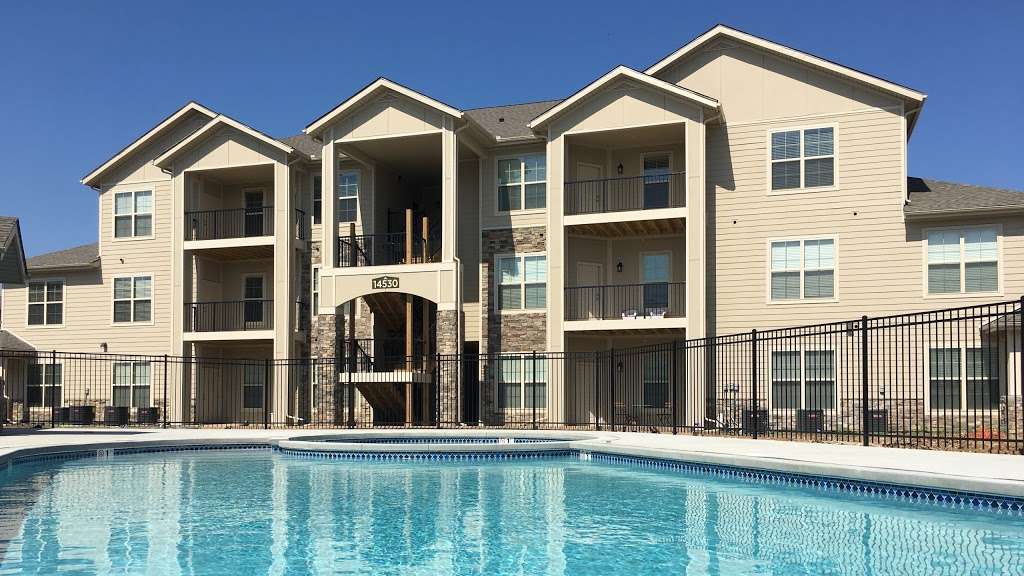 Summit Crossing Apartments & Townhomes | 14500 Bannister Rd, Kansas City, MO 64139 | Phone: (816) 525-0090