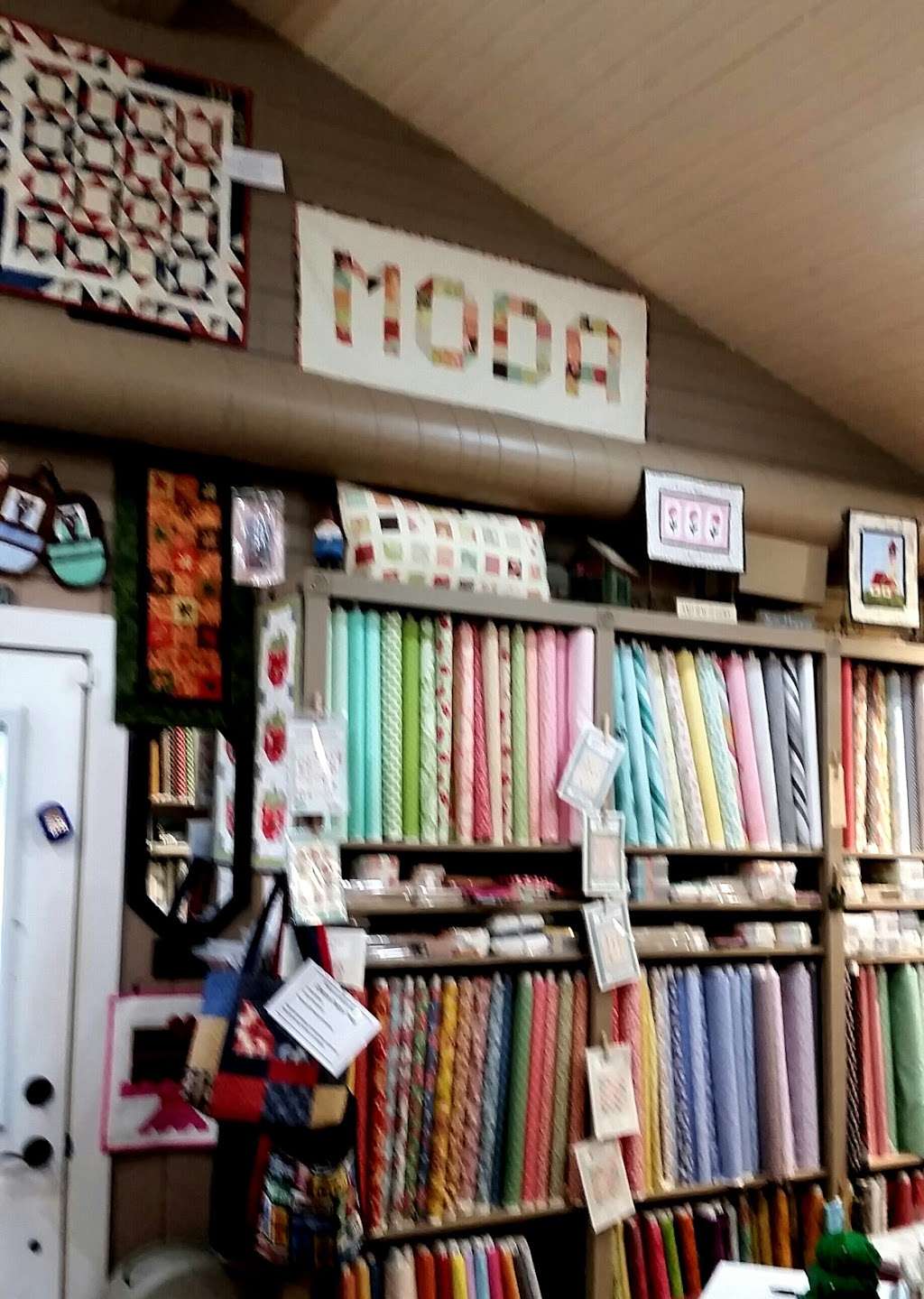 Rocking Chair Quilts | 301 S Meadow St, Grant Park, IL 60940, USA | Phone: (815) 465-2428