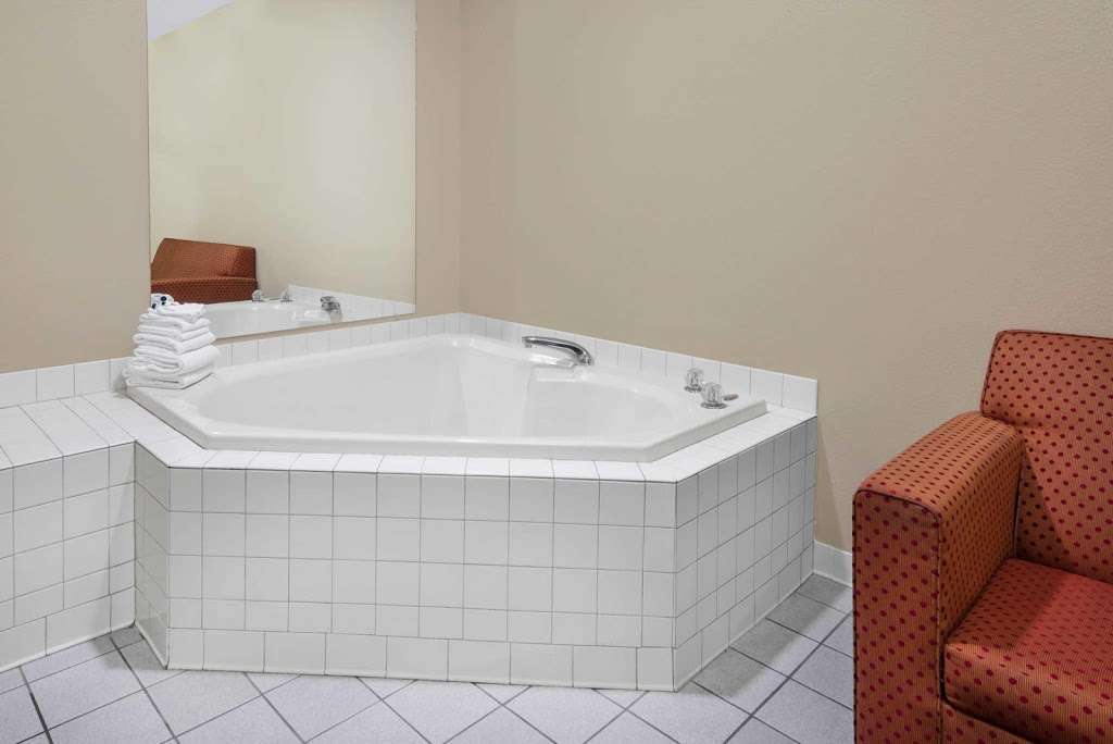 Quality Inn & Suites | 3120 NW Jefferson St, Blue Springs, MO 64015, USA | Phone: (816) 224-1122