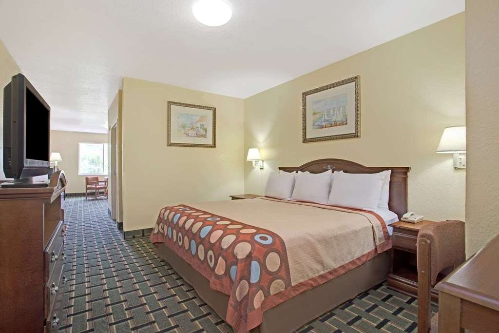 Super 8 by Wyndham Daytona Beach | 1242 S Ridgewood Ave, Daytona Beach, FL 32114, USA | Phone: (386) 255-5540