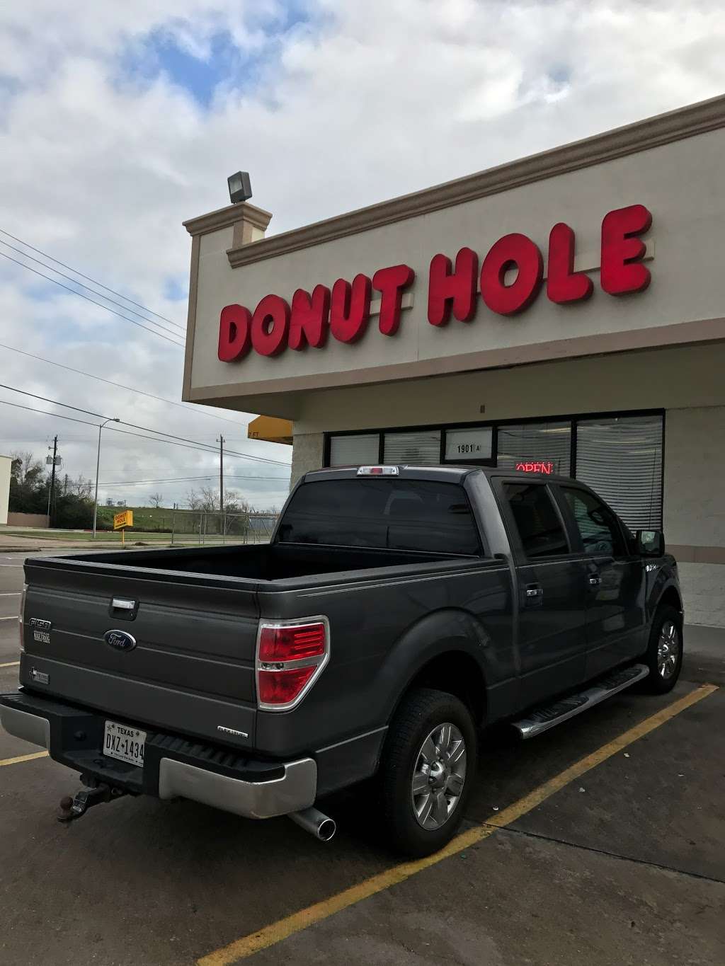 Donut Hole | 1901 S Battleground Rd, Shoreacres, TX 77571, USA | Phone: (281) 884-8674