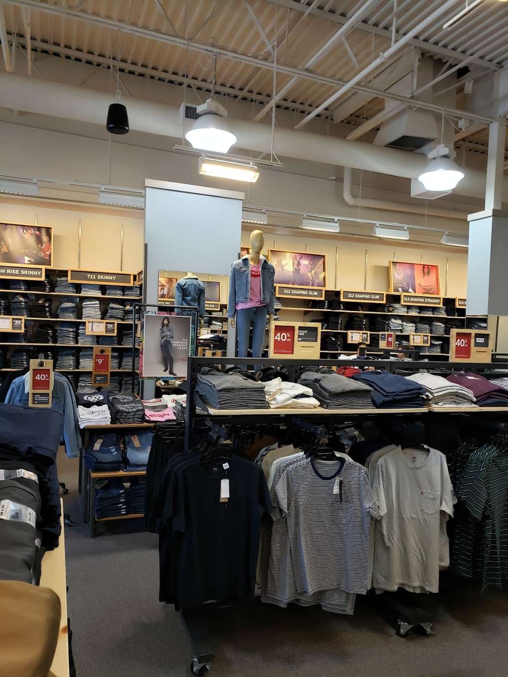 Levis Outlet Store at Barstow Outlets | 2796 Tanger Way #360, Barstow, CA 92311 | Phone: (760) 253-3986