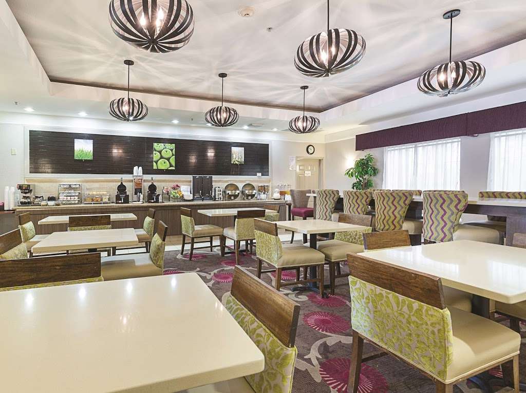 La Quinta Inn & Suites by Wyndham Houston NASA Seabrook | 3636 NASA Road 1, Seabrook, TX 77586, USA | Phone: (281) 326-7300