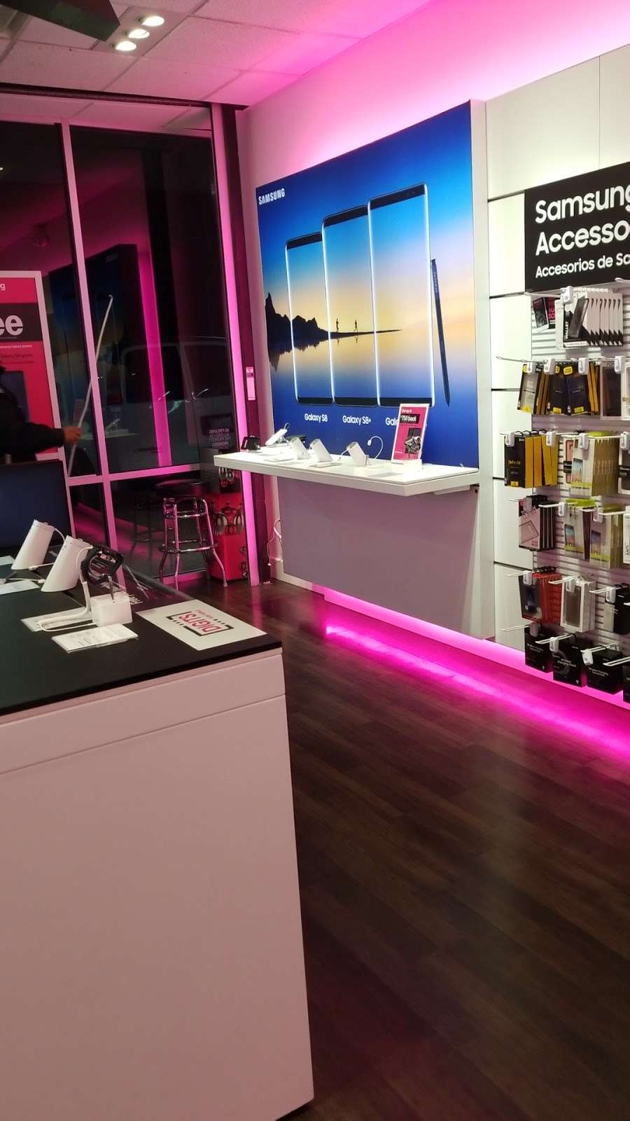 T-Mobile | 10208 Beechnut St, Houston, TX 77072, USA | Phone: (281) 933-9763