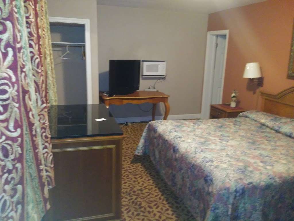 Berkeley Springs Motel | 268 Wilkes St, Berkeley Springs, WV 25411, USA | Phone: (304) 258-1776