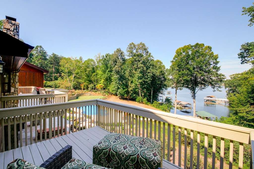 Lake Norman Bluebird Cove Vacation Rental | 9488, 118 Fairburn Dr, Mooresville, NC 28117, USA | Phone: (484) 844-1298