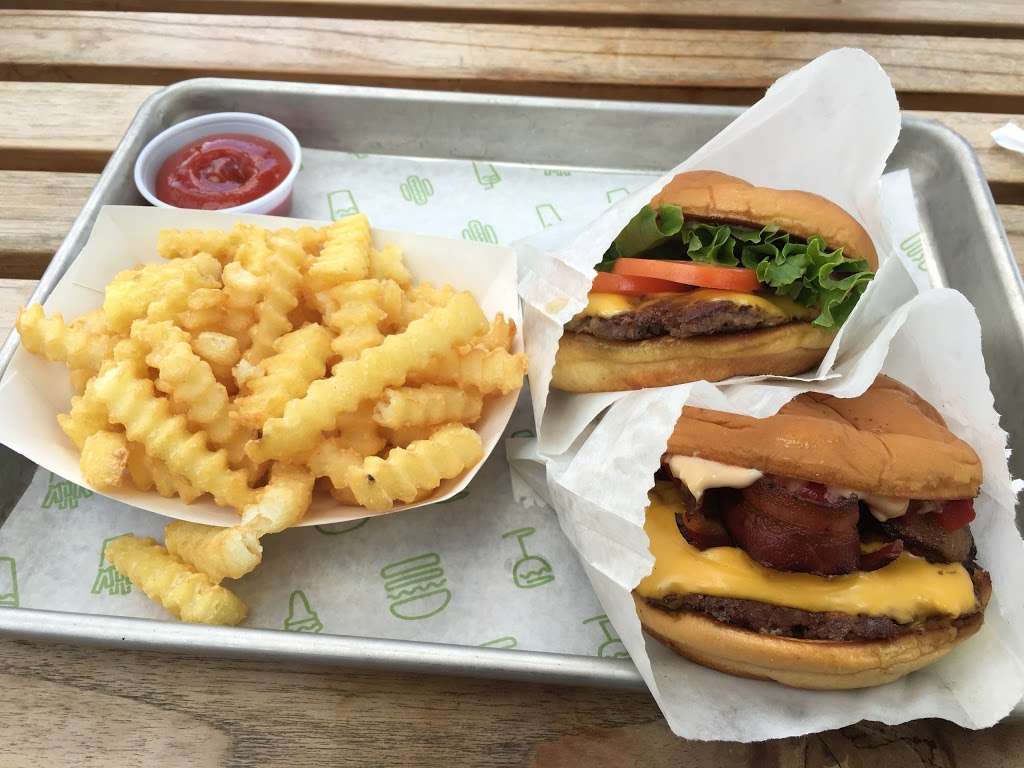 Shake Shack | 1 Garden State Plaza Blvd D-2, Paramus, NJ 07652, USA | Phone: (201) 576-8096