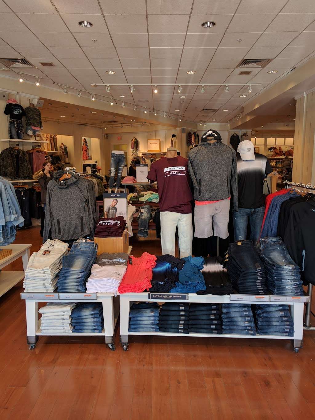 American Eagle Outfitters | 2845 Center Valley Pkwy #418, Center Valley, PA 18034, USA | Phone: (610) 797-4938