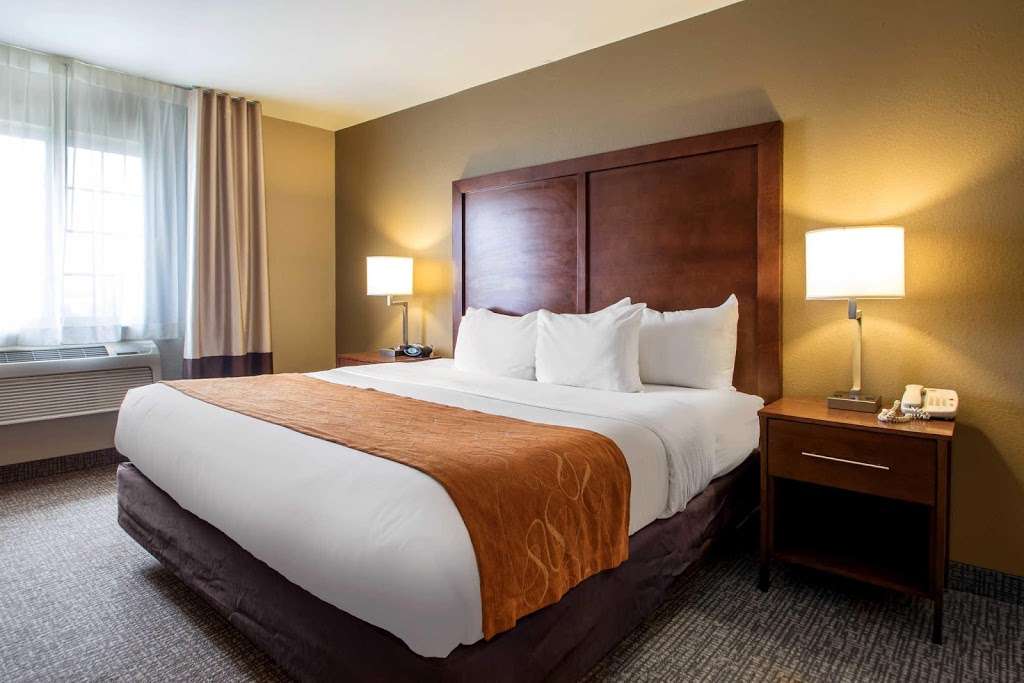 Comfort Suites Johnson Creek Conference Center | 725 Paradise Ln, Johnson Creek, WI 53038, USA | Phone: (920) 699-2800