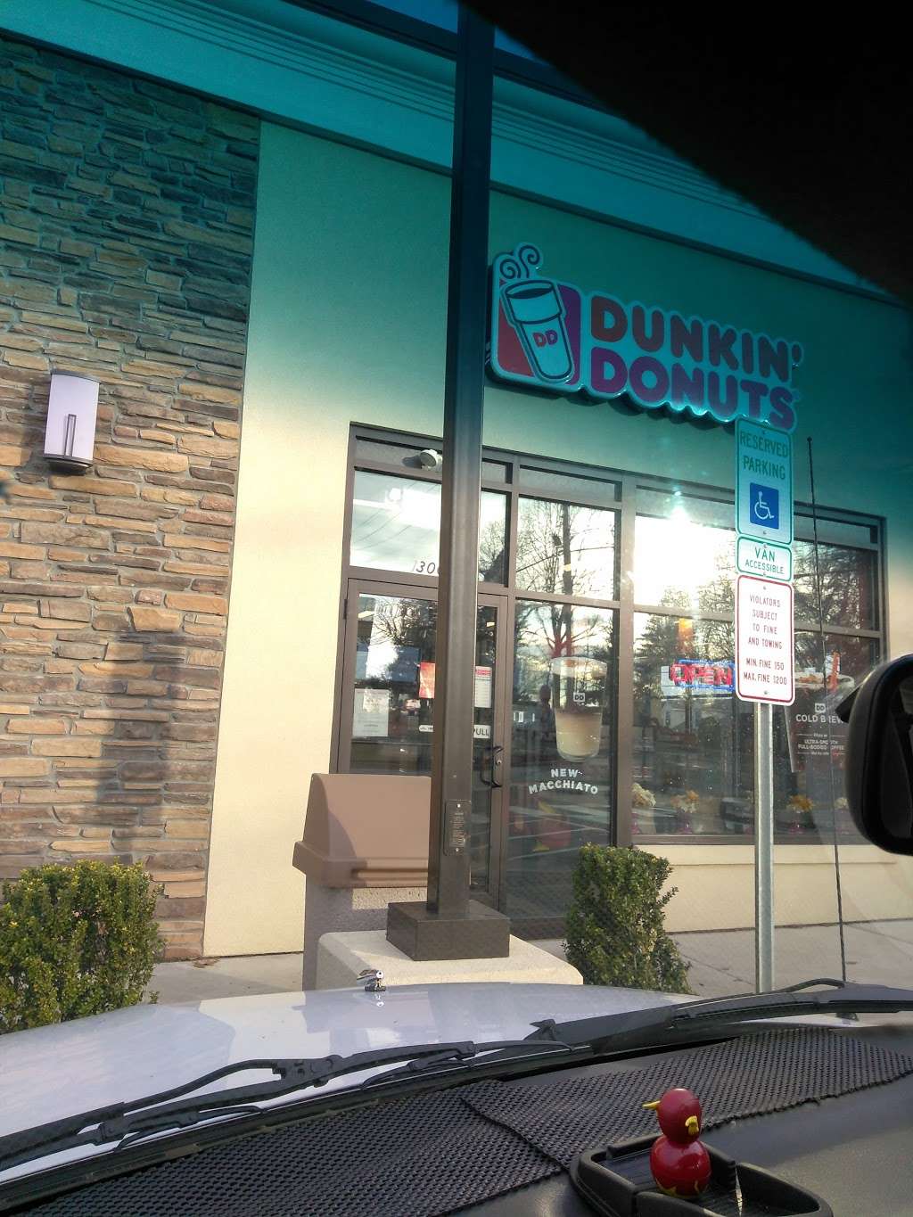 Dunkin Donuts | 20 N Newtown Street Rd, Newtown Square, PA 19073 | Phone: (484) 424-9190