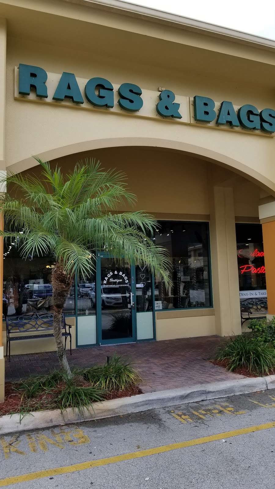 Rags & Bags II | 7410 W Boynton Beach Blvd # A7, Boynton Beach, FL 33437, USA | Phone: (561) 733-7735