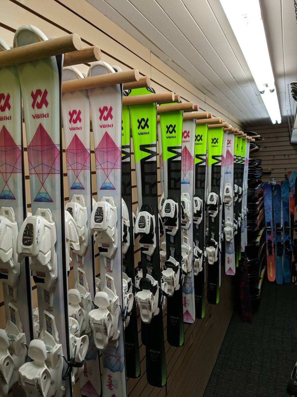 Seattle Ski and Snowboard | 14915 Aurora Ave N, Shoreline, WA 98133, USA | Phone: (206) 548-1000