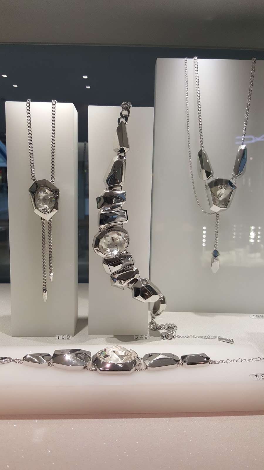 Swarovski | Concourse C, 8400 Peña Blvd, Denver, CO 80249, USA | Phone: (303) 342-6333