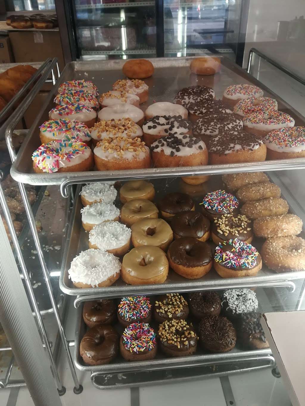 Daily Donuts | 15757 Roscoe Blvd, North Hills, CA 91343, USA | Phone: (818) 894-2284