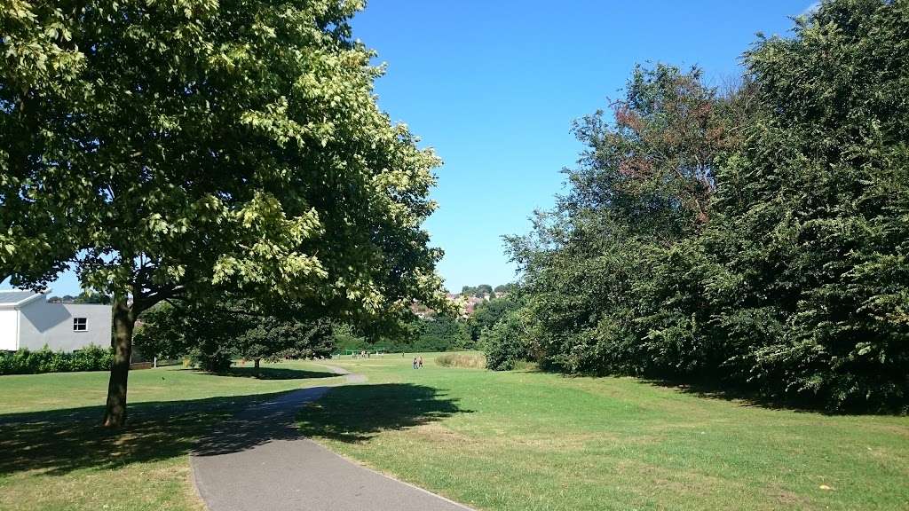 Public footpath to Osidge Lane | Nurserymans Rd, London N11 1DZ, UK