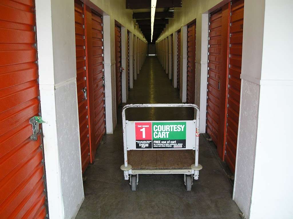 U-Haul Moving & Storage at Shadeland Ave | 2701 Shadeland Ave, Indianapolis, IN 46219 | Phone: (317) 546-1503