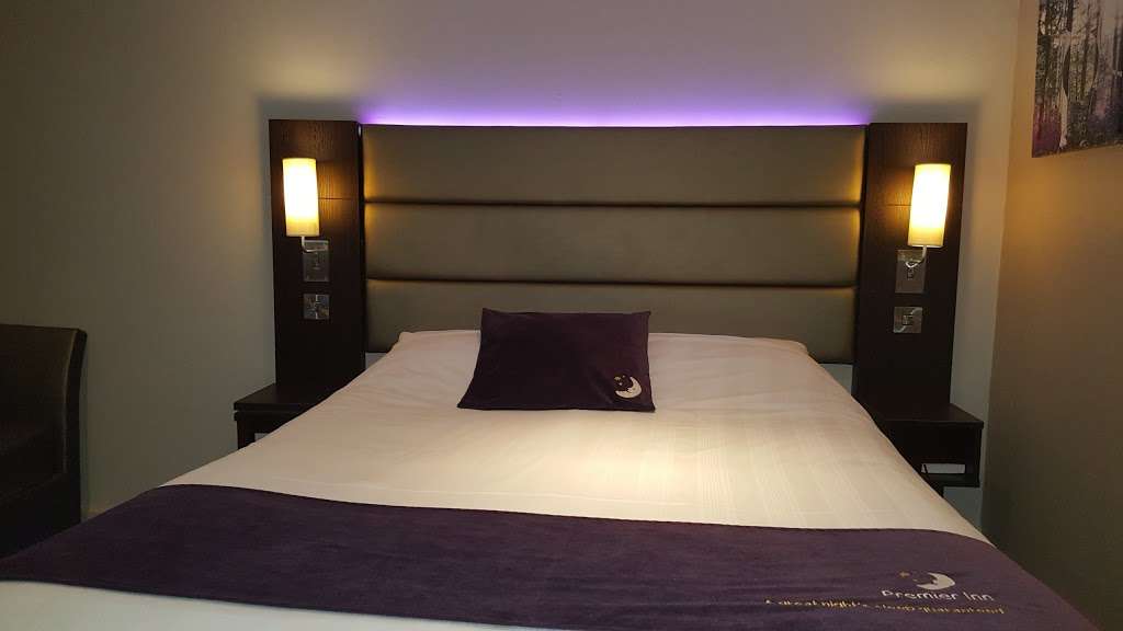 Premier Inn Crawley Town West | Crawley Ave, Crawley RH10 8BA, UK
