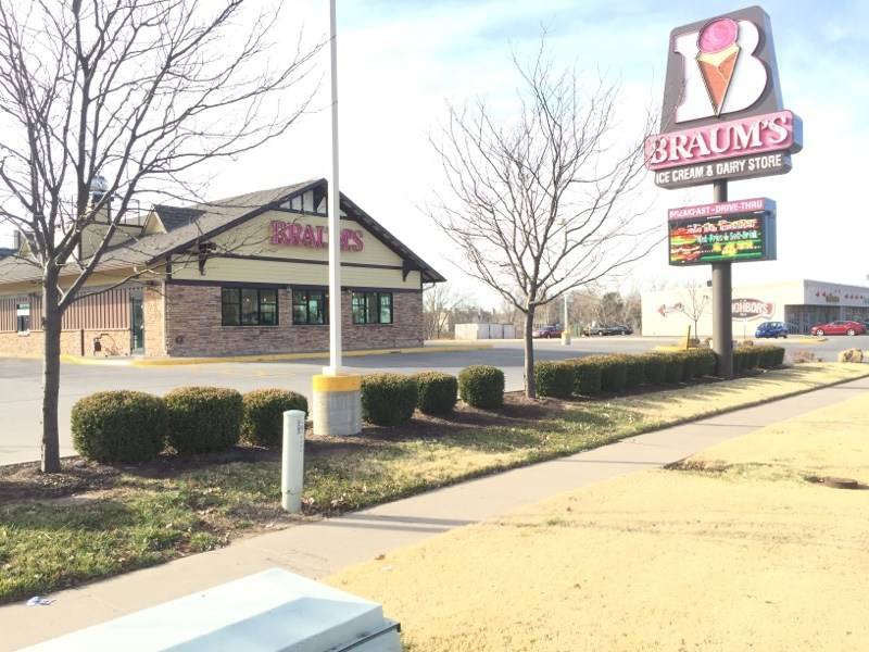 Braums Ice Cream & Burger Restaurant | 2223 W 21st St, Wichita, KS 67203, USA | Phone: (316) 821-9655