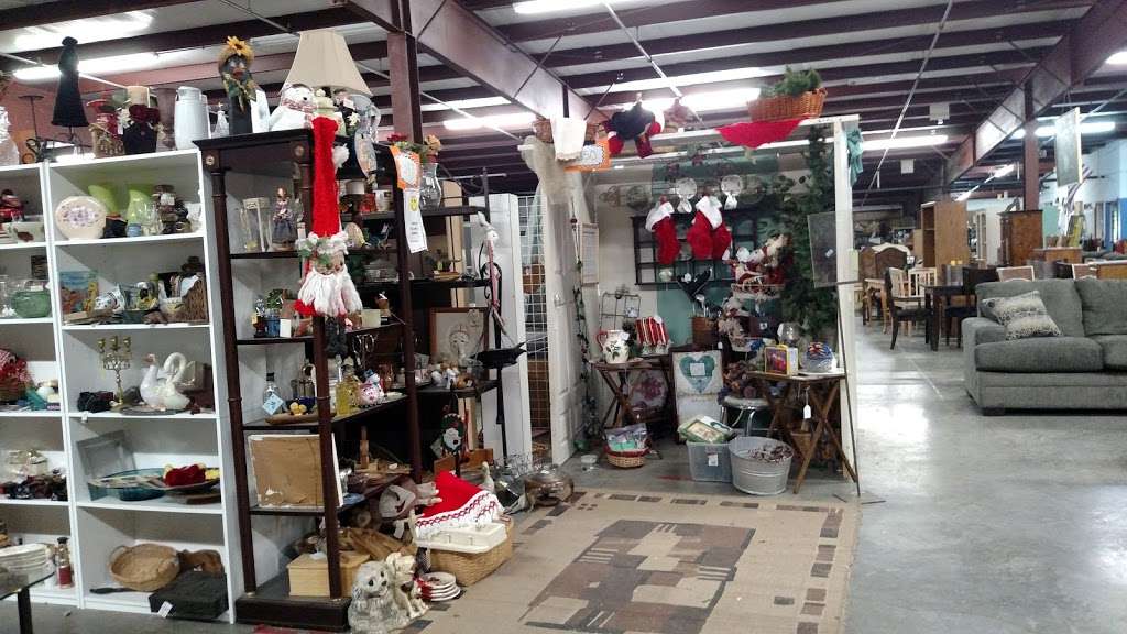 Happy Rock Antiques | 100 NW 72nd St, Gladstone, MO 64118, USA | Phone: (816) 569-0949