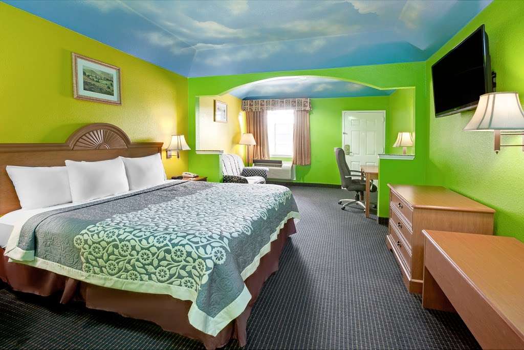 Sapphire Inn & Suites | 15765 East Fwy, Channelview, TX 77530, USA | Phone: (281) 457-0140