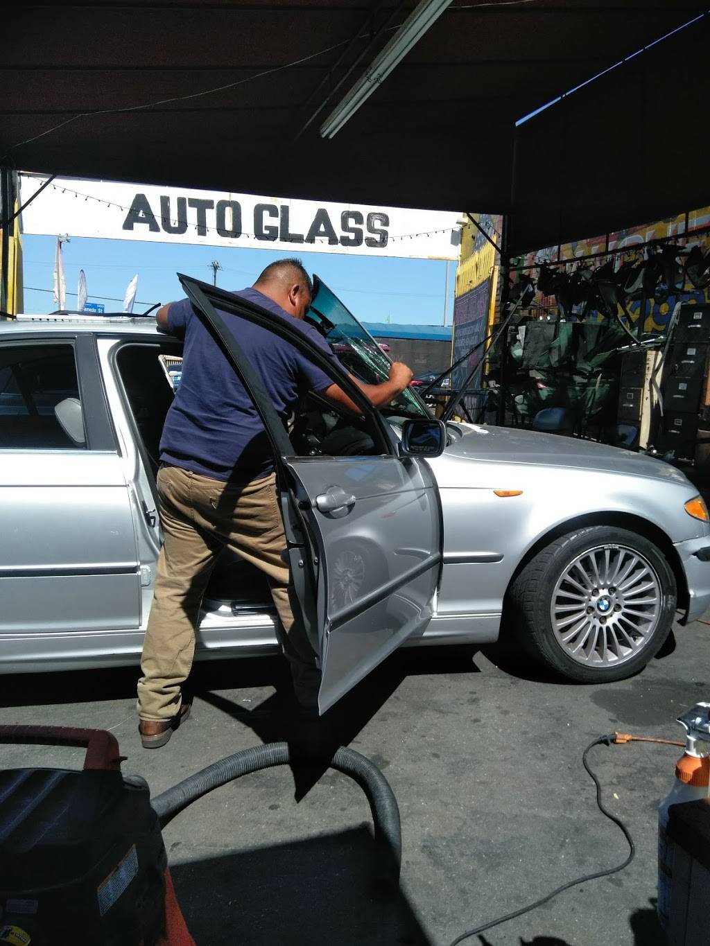 Sanchez Auto Glass | 2538 E 115th St, Los Angeles, CA 90059, USA | Phone: (323) 424-2927