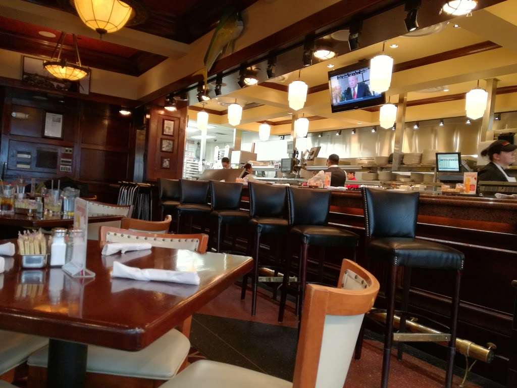 Pappadeaux Seafood Kitchen | 3950 S Terminal Rd, Houston, TX 77032, USA | Phone: (281) 821-7684