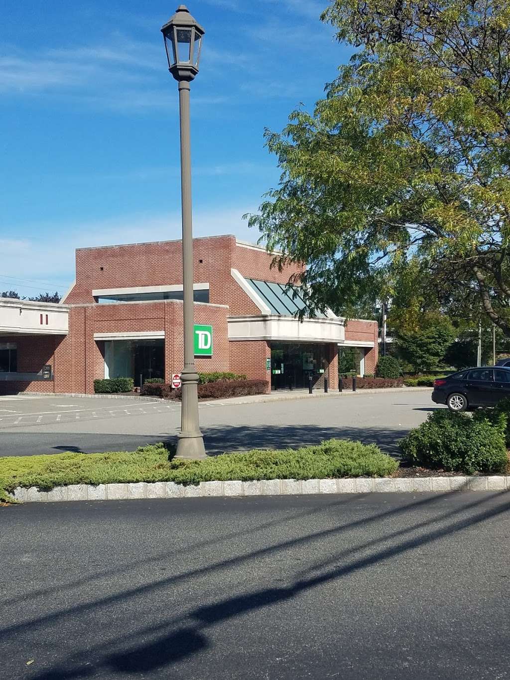 TD Bank | 47 Eisenhower Pkwy, Roseland, NJ 07068, USA | Phone: (973) 226-4020