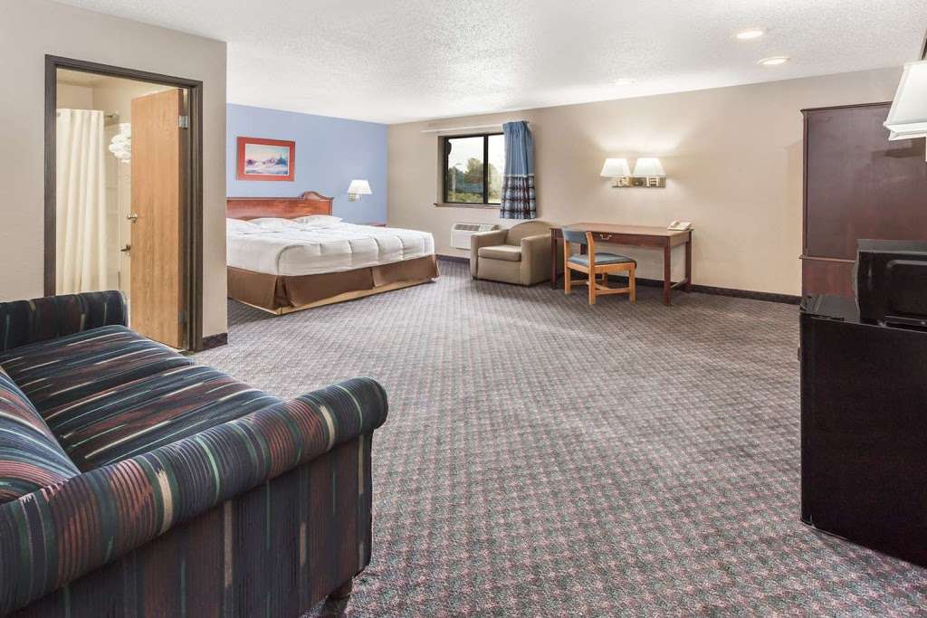 Super 8 by Wyndham Kenosha/Pleasant Prairie | 7601 118th Ave, Pleasant Prairie, WI 53158, USA | Phone: (262) 857-7963