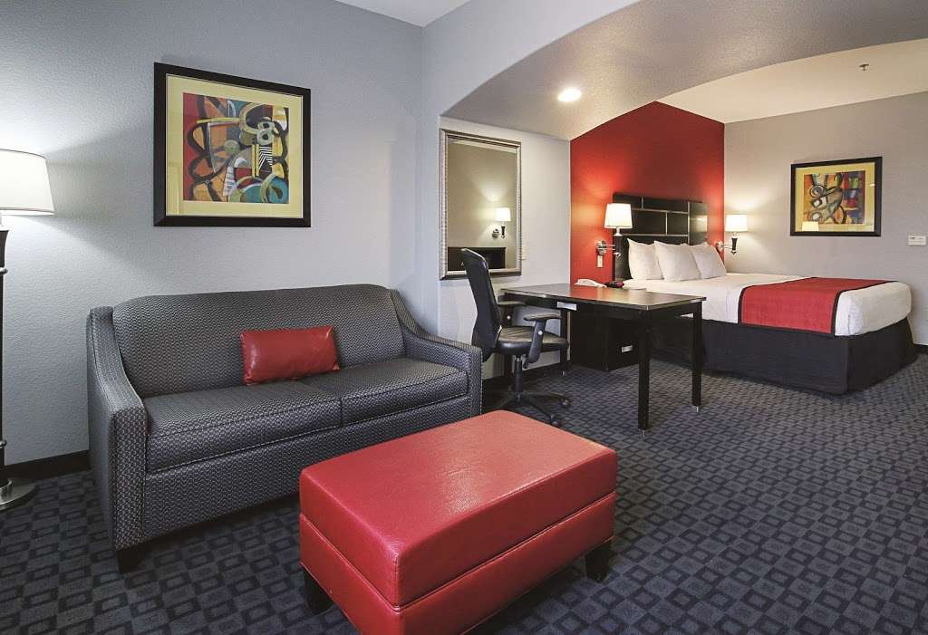 La Quinta Inn & Suites by Wyndham Dallas - Hutchins | 1000 Dowdy Ferry Rd, Hutchins, TX 75141 | Phone: (214) 269-1015