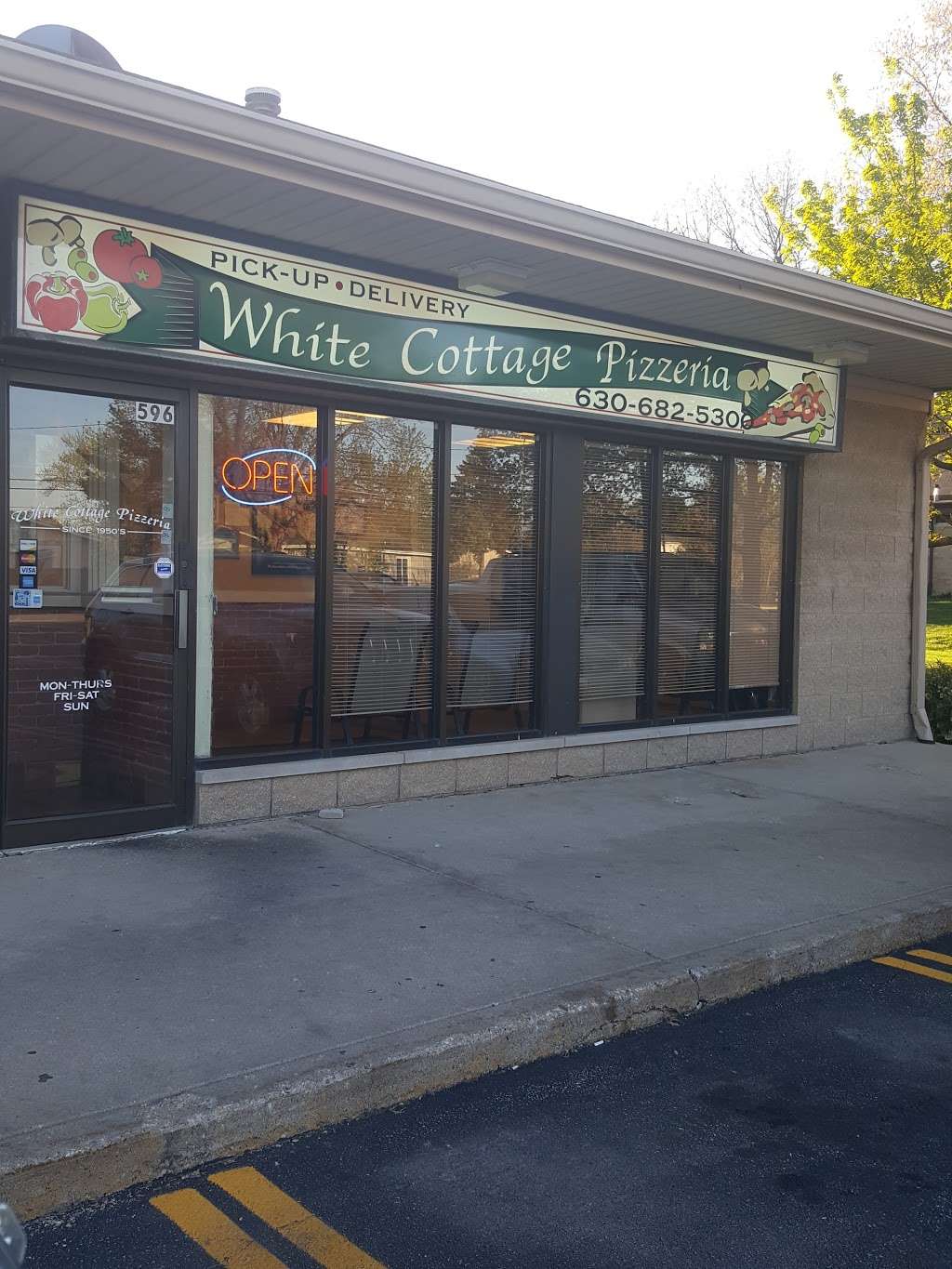 White Cottage Pizzeria | 596 Kuhn Rd, Carol Stream, IL 60188, USA | Phone: (630) 682-5300