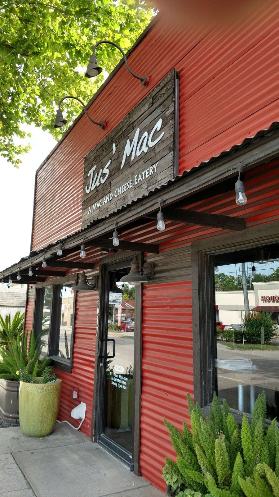 Jus Mac in the Heights | 2617 Yale St, Houston, TX 77008, USA | Phone: (713) 622-8646