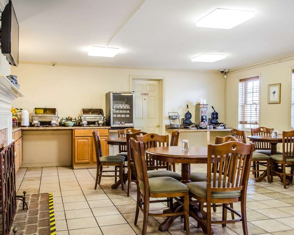 Clarion Inn Strasburg - Lancaster | 1400 Historic Dr, Strasburg, PA 17579, USA | Phone: (717) 687-7691