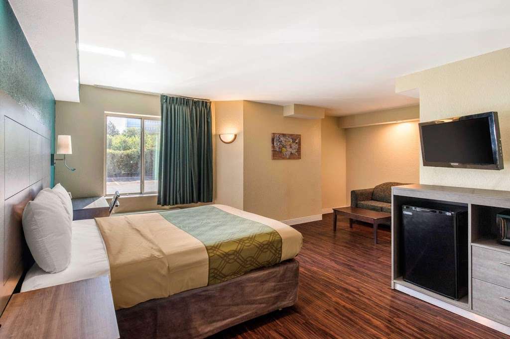 Econo Lodge Inn & Suites Richardson-Dallas | 2458 N Central Expy, Richardson, TX 75080, USA | Phone: (972) 470-9440