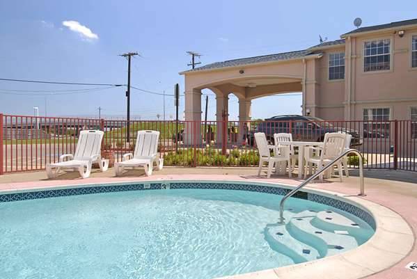 Super 8 by Wyndham Forney/East Dallas | 103 West E US Hwy 80, Forney, TX 75126, USA | Phone: (972) 552-3888