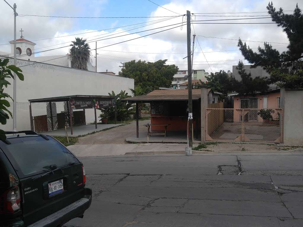 Tacos El Yaqui Perrones Tijuana | Arco 24 Col, El Rubi, 22626 Tijuana, B.C., Mexico | Phone: 664 233 2599