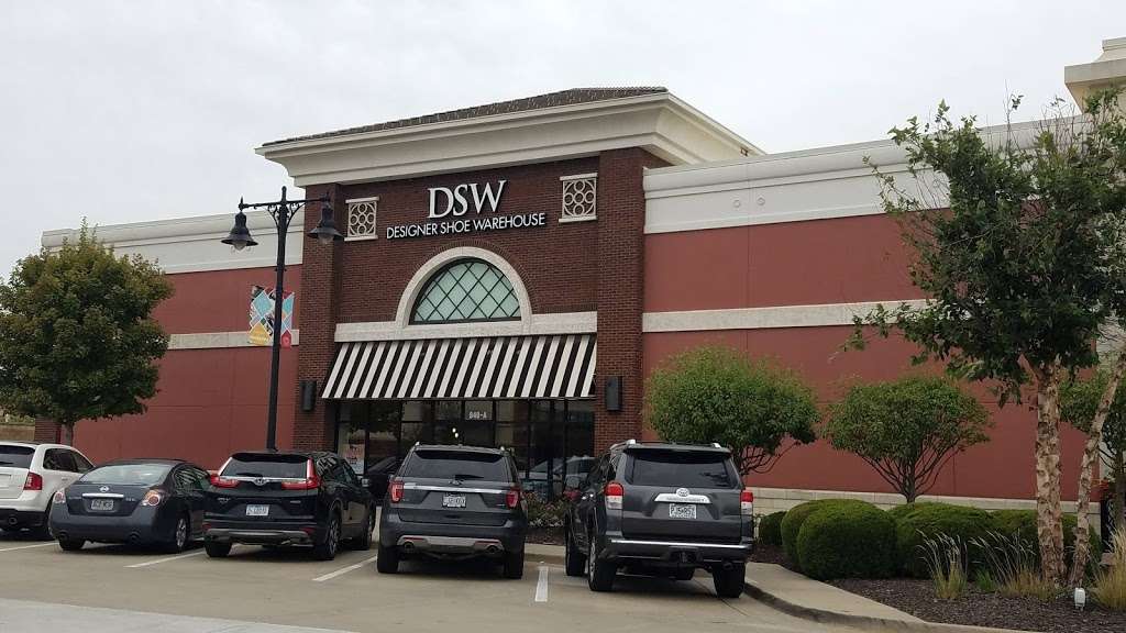 DSW Designer Shoe Warehouse - 840 NW Blue Pkwy, Lee's Summit, MO 64086