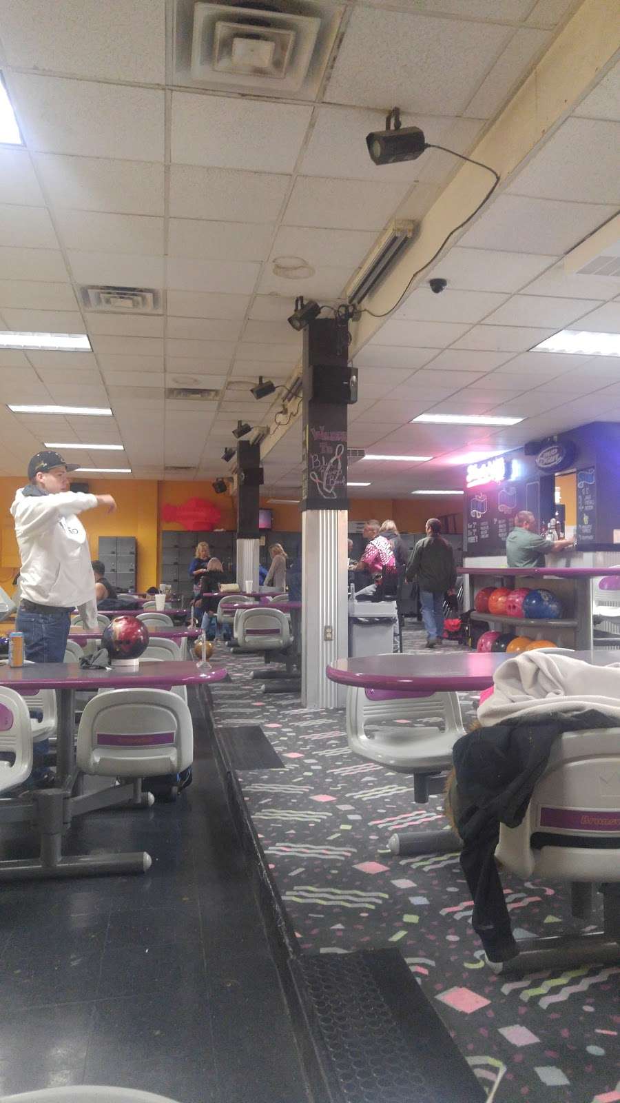 Blue River Bowl | 1601 S Miller St, Shelbyville, IN 46176, USA | Phone: (317) 392-2227