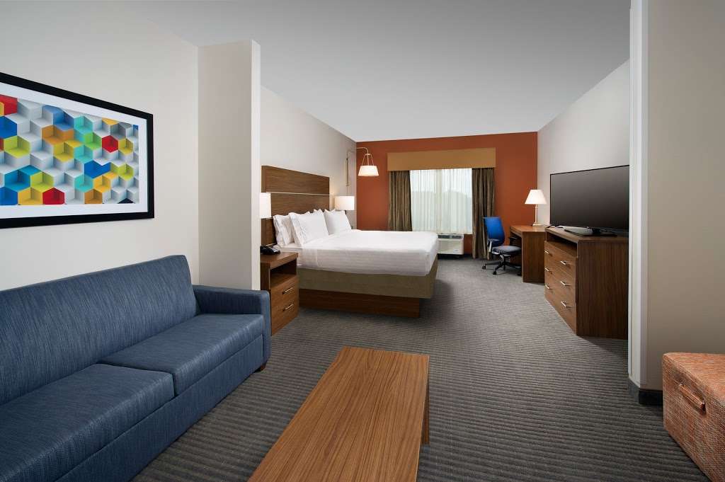 Holiday Inn Express & Suites Bay City | 5618 7th St, Bay City, TX 77414, USA | Phone: (979) 244-3333