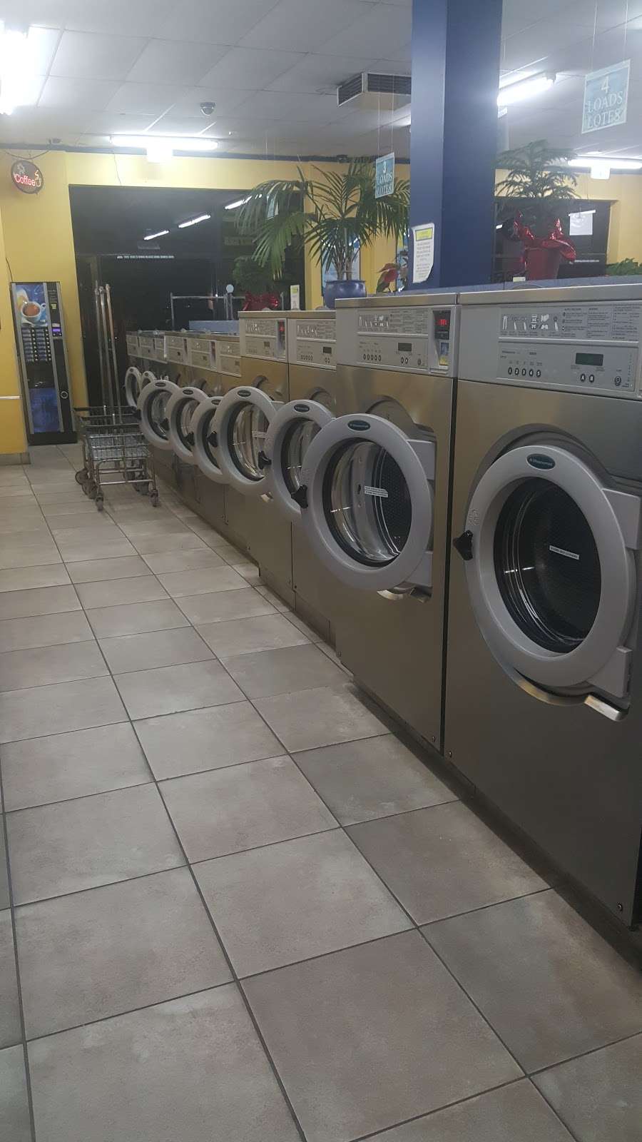 Laundry | 4 Season Laundromat | 5173 Santa Monica Blvd, Los Angeles, CA 90029, USA | Phone: (323) 662-1528