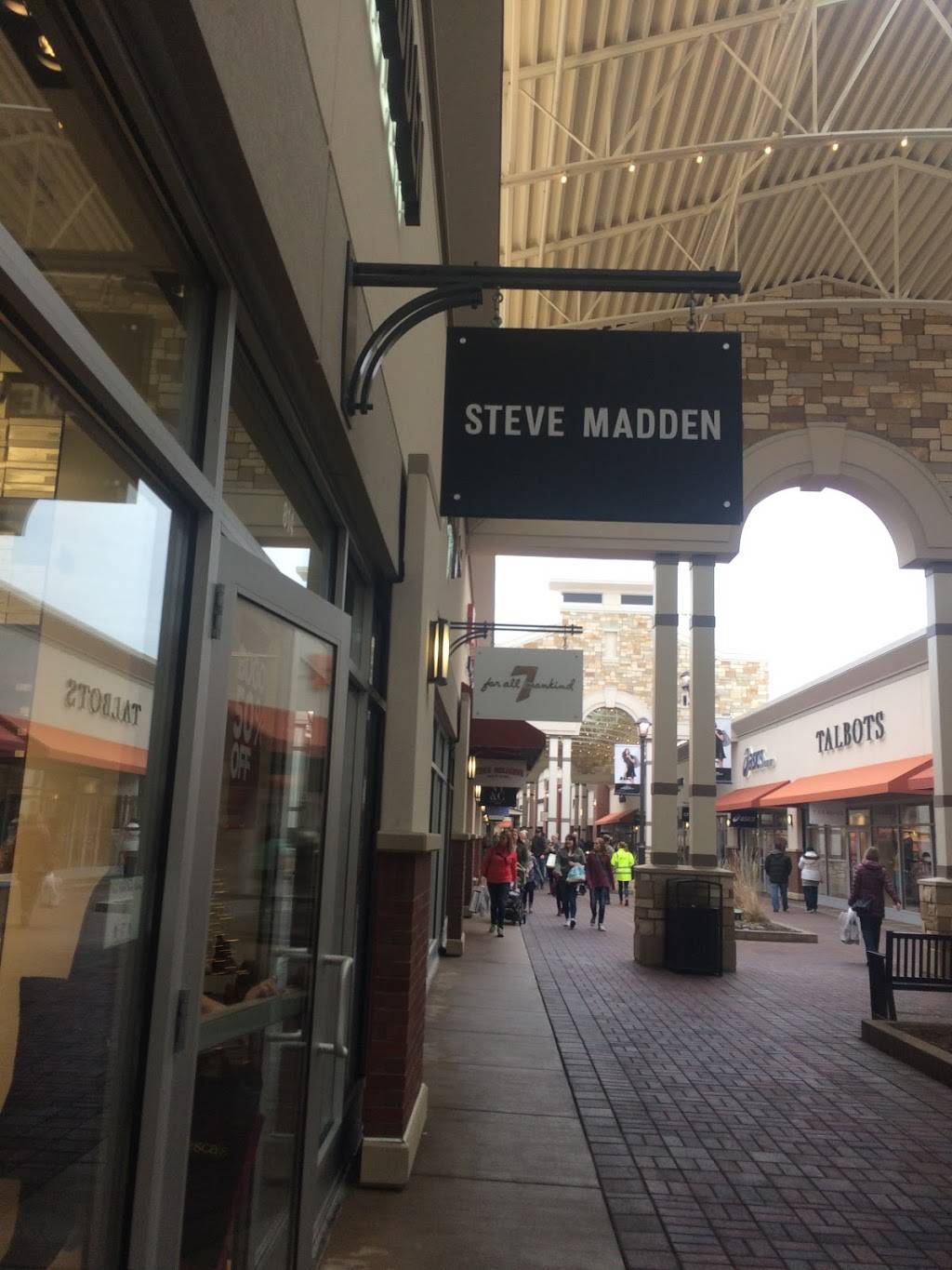 Steve Madden | TWIN CITIES PREMIUM OUTLETS, 3925 Eagan Outlets Pkwy #814, Eagan, MN 55122, USA | Phone: (651) 452-5437