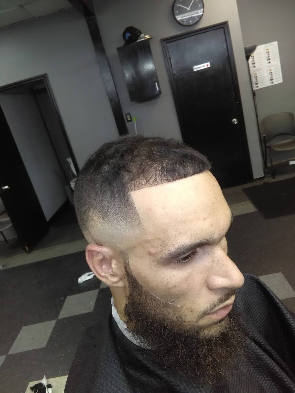 Celebrity Cutz | 17043 E 8 Mile Rd, Eastpointe, MI 48021, USA | Phone: (586) 771-2889