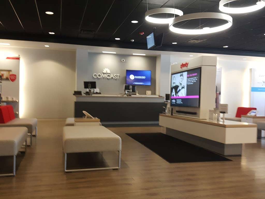 Xfinity Store by Comcast | 701 N Milwaukee Ave Suite 288, Vernon Hills, IL 60061, USA | Phone: (800) 934-6489