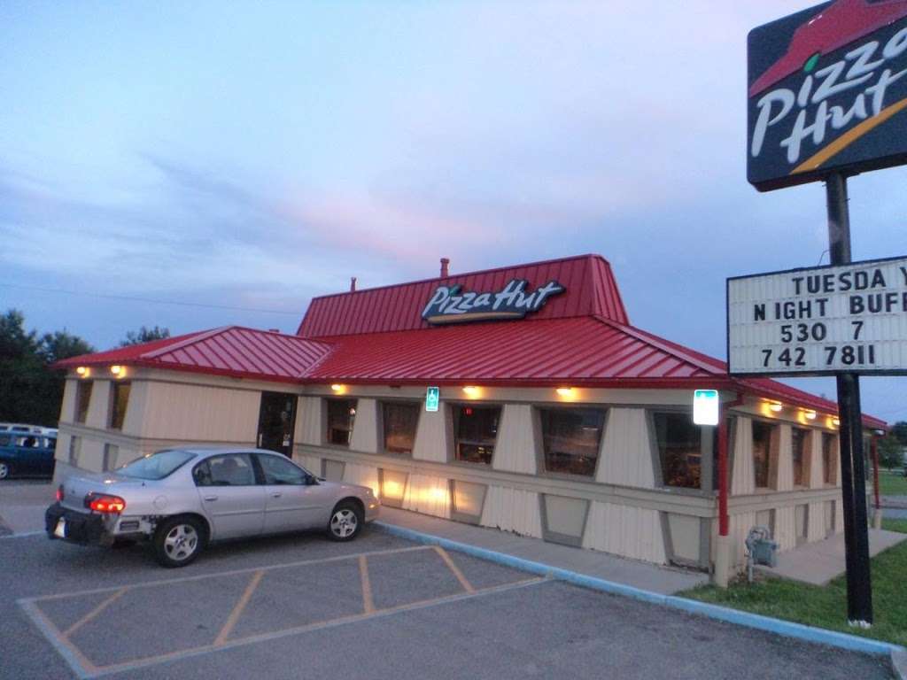 Pizza Hut | 403 1st St, Hiawatha, KS 66434 | Phone: (785) 742-7811