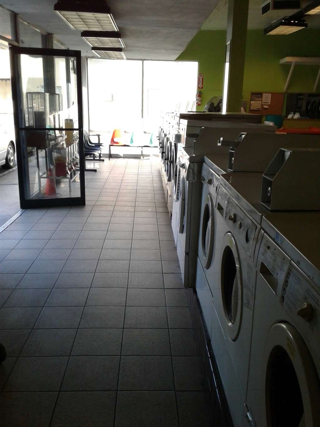 Santos Laundry | 3027 Lincoln Ave, Altadena, CA 91001, USA | Phone: (626) 345-0953