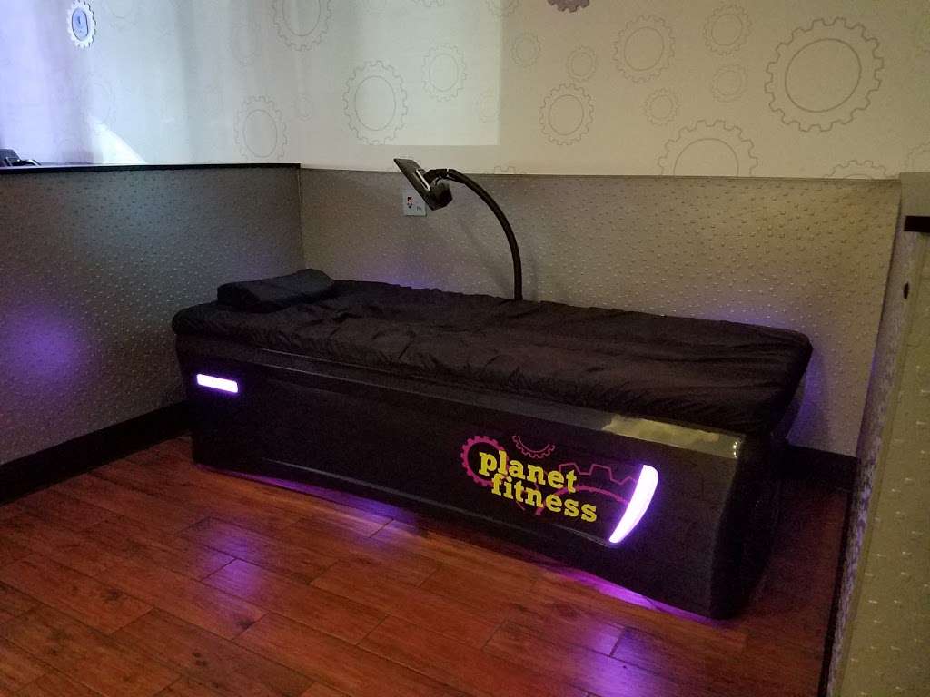 Planet Fitness | 954 N Lake St, Aurora, IL 60506, USA | Phone: (630) 801-1700