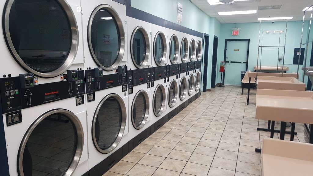 Laundromart Of East Orlando | 11624 E Colonial Dr, Orlando, FL 32817 | Phone: (407) 900-8846