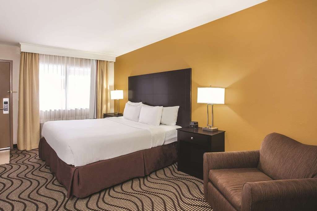 La Quinta Inn & Suites by Wyndham Carlsbad - Legoland Area | 760 Macadamia Dr, Carlsbad, CA 92011, USA | Phone: (760) 438-2828