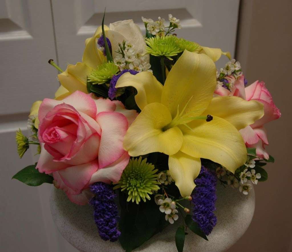 Lake Forest Donnas Custom Flowers | 1161 N Edgewood Rd, Lake Forest, IL 60045, USA | Phone: (847) 892-6442